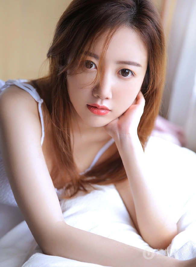 气质白皙线条感线条长发女生夏花白衣短裤唯美写真图片