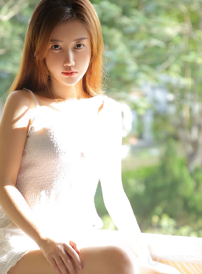 气质白皙线条感线条长发女生夏花白衣短裤唯美写真图片