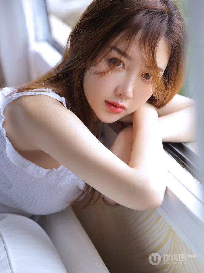 气质白皙线条感线条长发女生夏花白衣短裤唯美写真图片