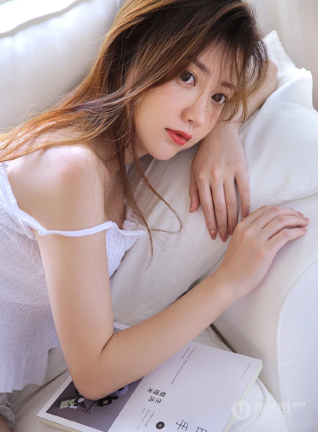 气质白皙线条感线条长发女生夏花白衣短裤唯美写真图片