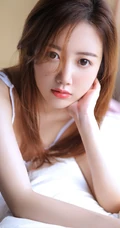 气质白皙线条感线条长发女生夏花白衣短裤唯美写真图片