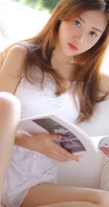 气质白皙线条感线条长发女生夏花白衣短裤唯美写真图片