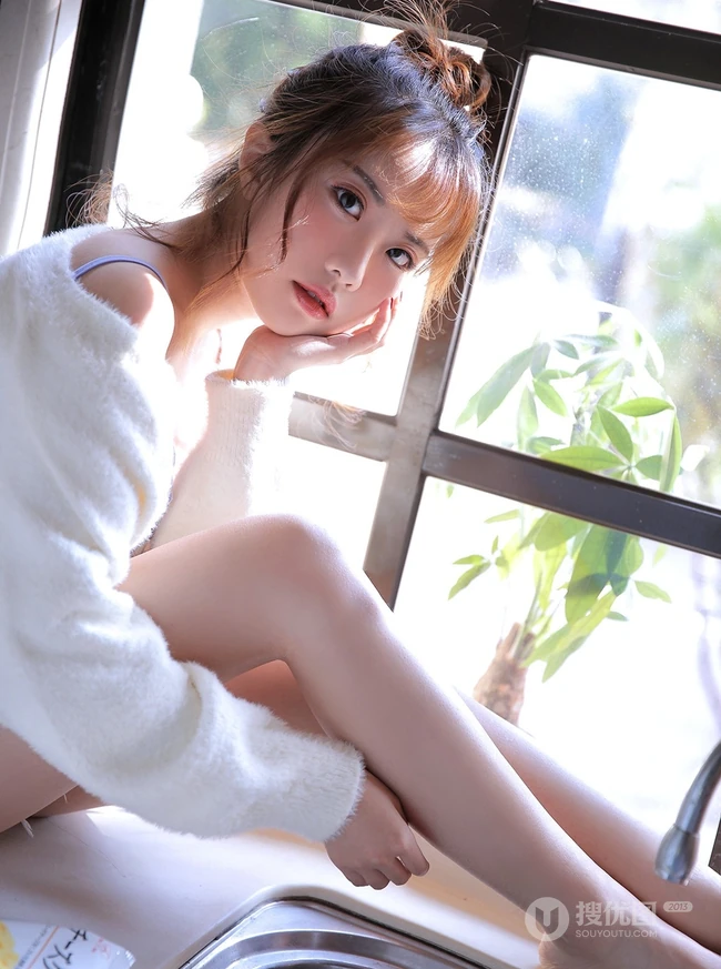 高鼻梁白皙女生长腿妹子肩带睡衣牛仔短裤室内写真吸睛
