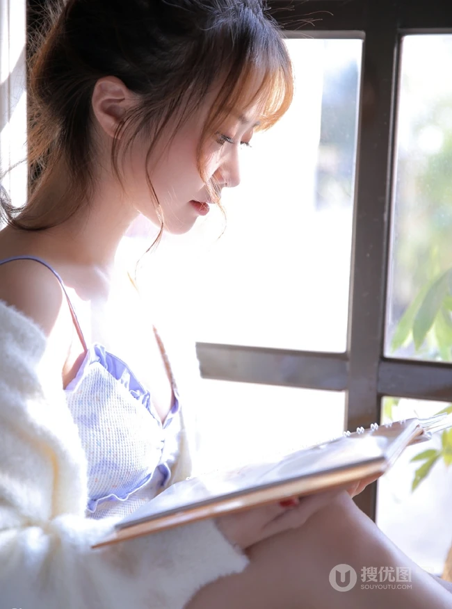 高鼻梁白皙女生长腿妹子肩带睡衣牛仔短裤室内写真吸睛