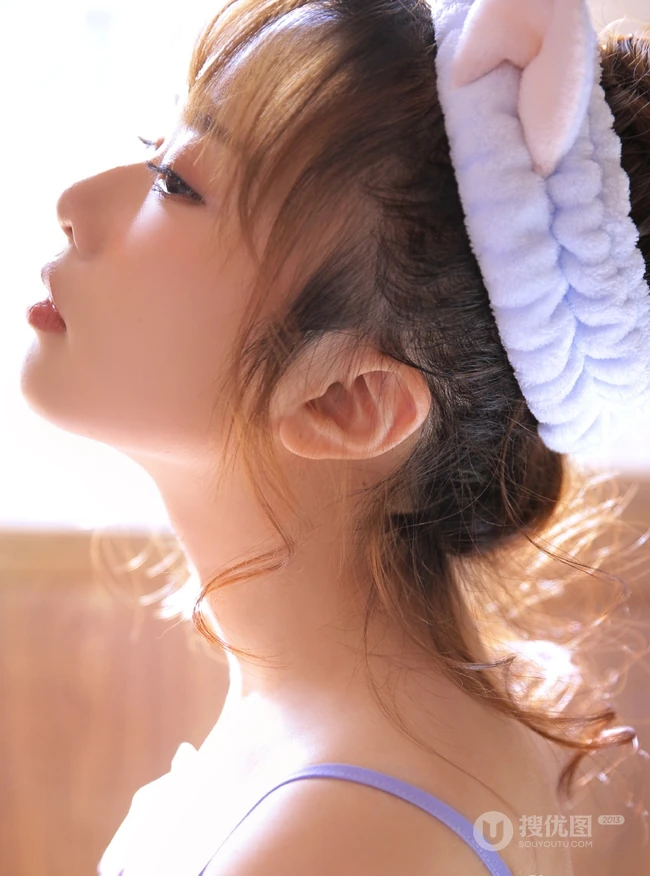 高鼻梁白皙女生长腿妹子肩带睡衣牛仔短裤室内写真吸睛