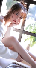 高鼻梁白皙女生长腿妹子肩带睡衣牛仔短裤室内写真吸睛