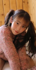 鬼马精灵可爱双马尾辫少女毛衣短裤怡人室内写真图片