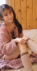 鬼马精灵可爱双马尾辫少女毛衣短裤怡人室内写真图片
