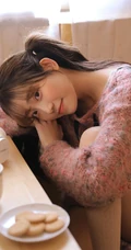 鬼马精灵可爱双马尾辫少女毛衣短裤怡人室内写真图片