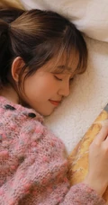鬼马精灵可爱双马尾辫少女毛衣短裤怡人室内写真图片