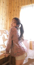 鬼马精灵可爱双马尾辫少女毛衣短裤怡人室内写真图片