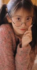 鬼马精灵可爱双马尾辫少女毛衣短裤怡人室内写真图片