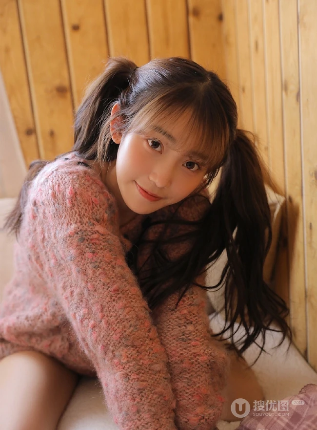 鬼马精灵可爱双马尾辫少女毛衣短裤怡人室内写真图片