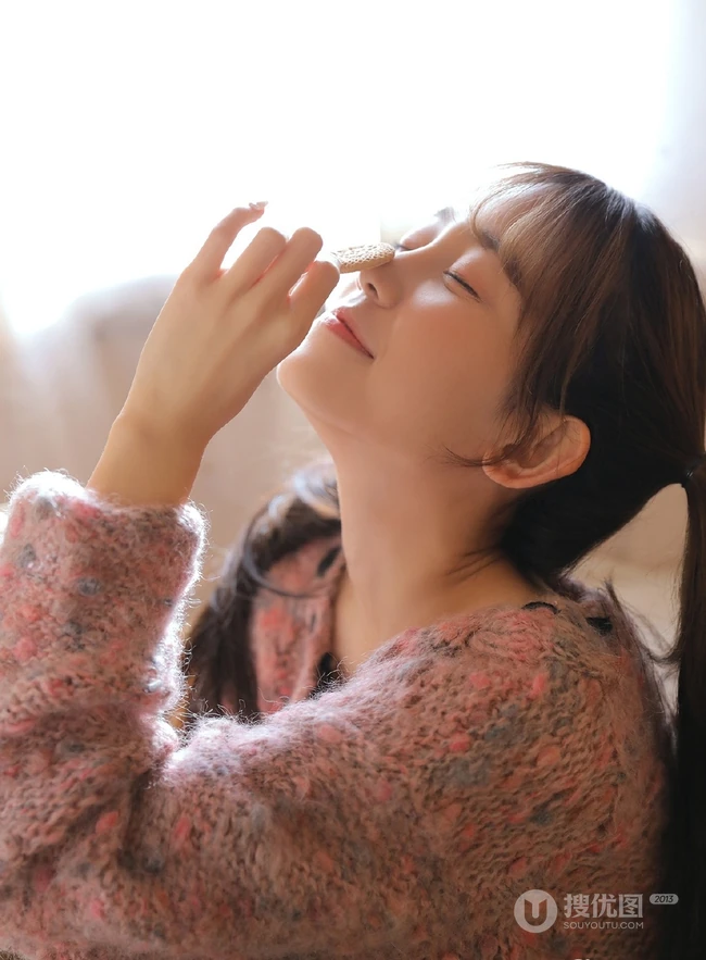 鬼马精灵可爱双马尾辫少女毛衣短裤怡人室内写真图片