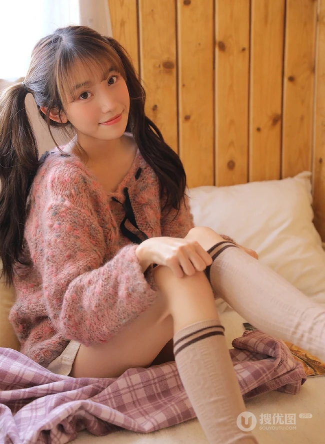 鬼马精灵可爱双马尾辫少女毛衣短裤怡人室内写真图片