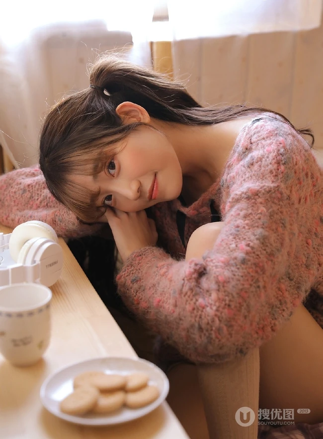 鬼马精灵可爱双马尾辫少女毛衣短裤怡人室内写真图片