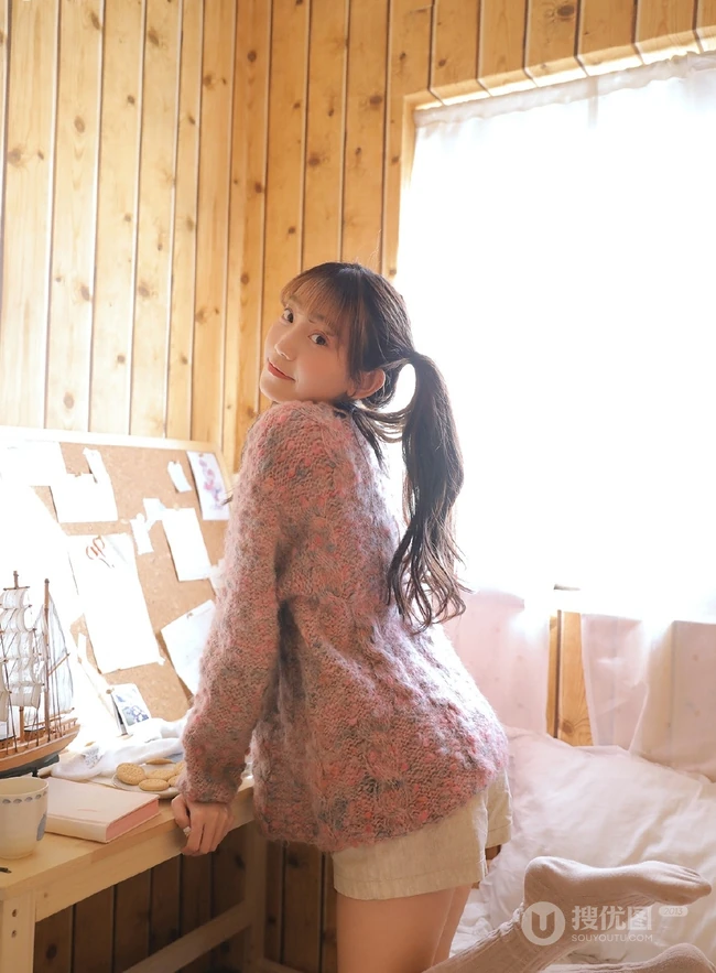 鬼马精灵可爱双马尾辫少女毛衣短裤怡人室内写真图片