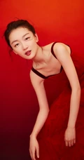 周冬雨肩带红裙喜庆写真美图，笑容灿烂美丽动人