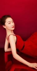 周冬雨肩带红裙喜庆写真美图，笑容灿烂美丽动人