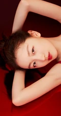 周冬雨肩带红裙喜庆写真美图，笑容灿烂美丽动人
