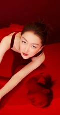 周冬雨肩带红裙喜庆写真美图，笑容灿烂美丽动人
