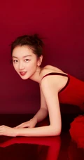 周冬雨肩带红裙喜庆写真美图，笑容灿烂美丽动人