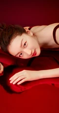 周冬雨肩带红裙喜庆写真美图，笑容灿烂美丽动人