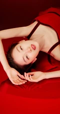周冬雨肩带红裙喜庆写真美图，笑容灿烂美丽动人