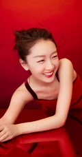 周冬雨肩带红裙喜庆写真美图，笑容灿烂美丽动人