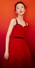 周冬雨肩带红裙喜庆写真美图，笑容灿烂美丽动人