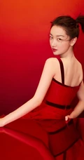 周冬雨肩带红裙喜庆写真美图，笑容灿烂美丽动人