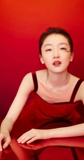 周冬雨肩带红裙喜庆写真美图，笑容灿烂美丽动人