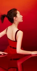 周冬雨肩带红裙喜庆写真美图，笑容灿烂美丽动人