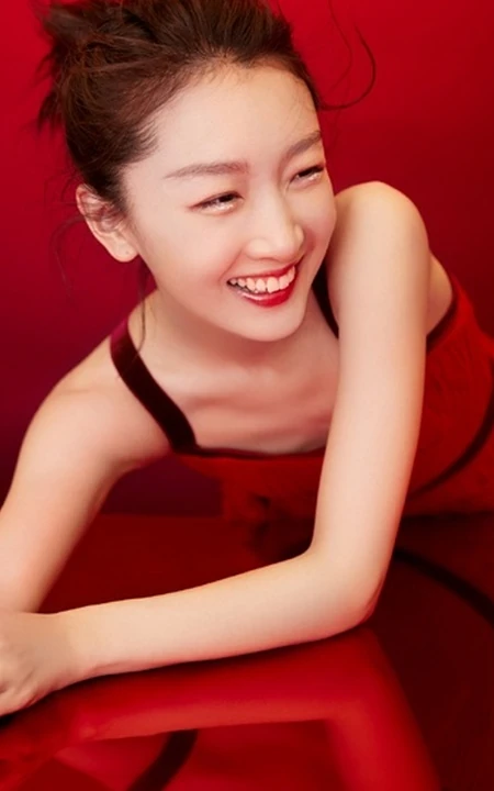 周冬雨肩带红裙喜庆写真美图，笑容灿烂美丽动人