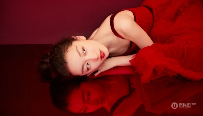 周冬雨肩带红裙喜庆写真美图，笑容灿烂美丽动人