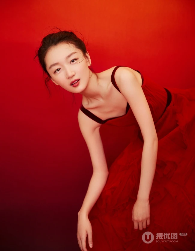 周冬雨肩带红裙喜庆写真美图，笑容灿烂美丽动人