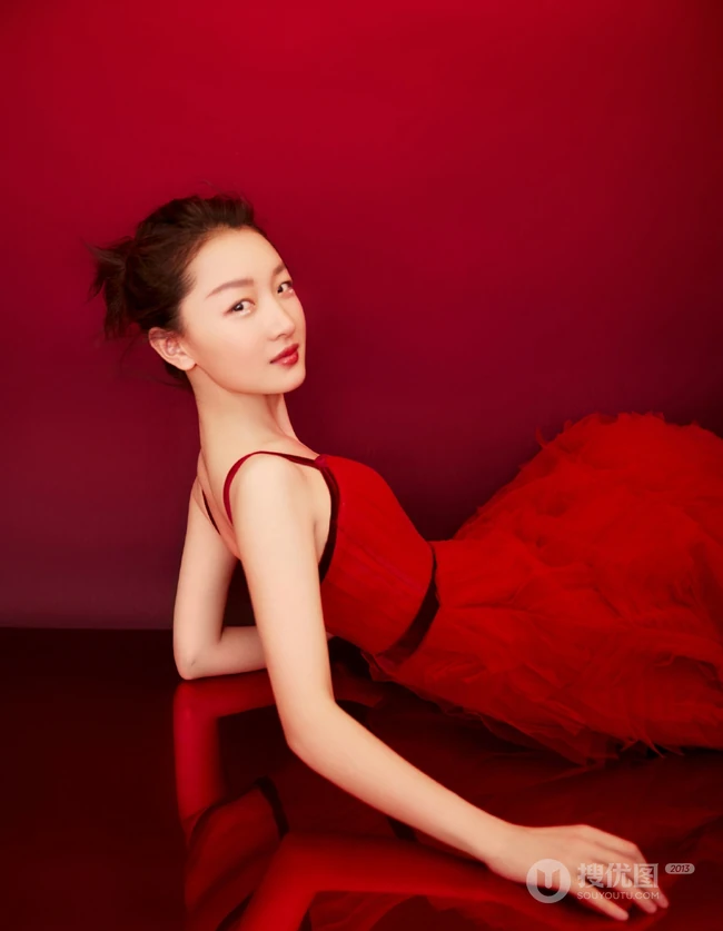 周冬雨肩带红裙喜庆写真美图，笑容灿烂美丽动人