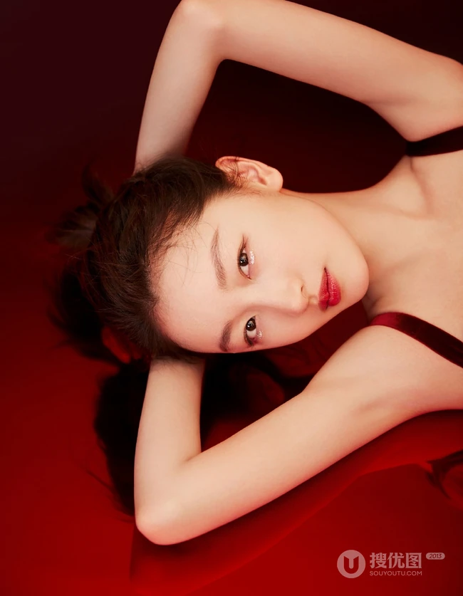 周冬雨肩带红裙喜庆写真美图，笑容灿烂美丽动人