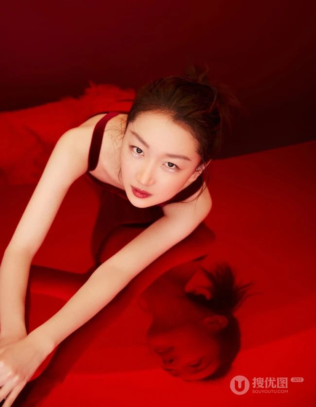 周冬雨肩带红裙喜庆写真美图，笑容灿烂美丽动人