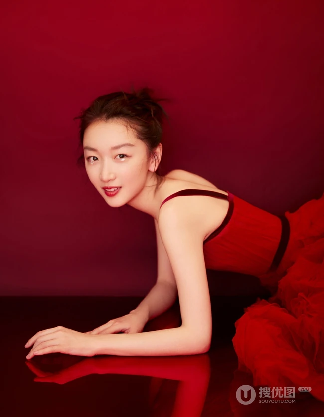 周冬雨肩带红裙喜庆写真美图，笑容灿烂美丽动人