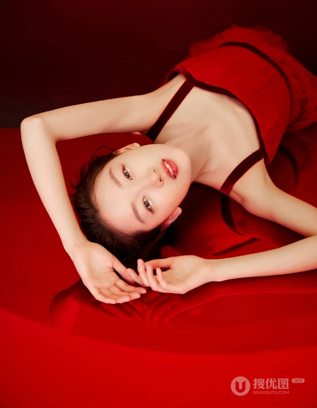 周冬雨肩带红裙喜庆写真美图，笑容灿烂美丽动人