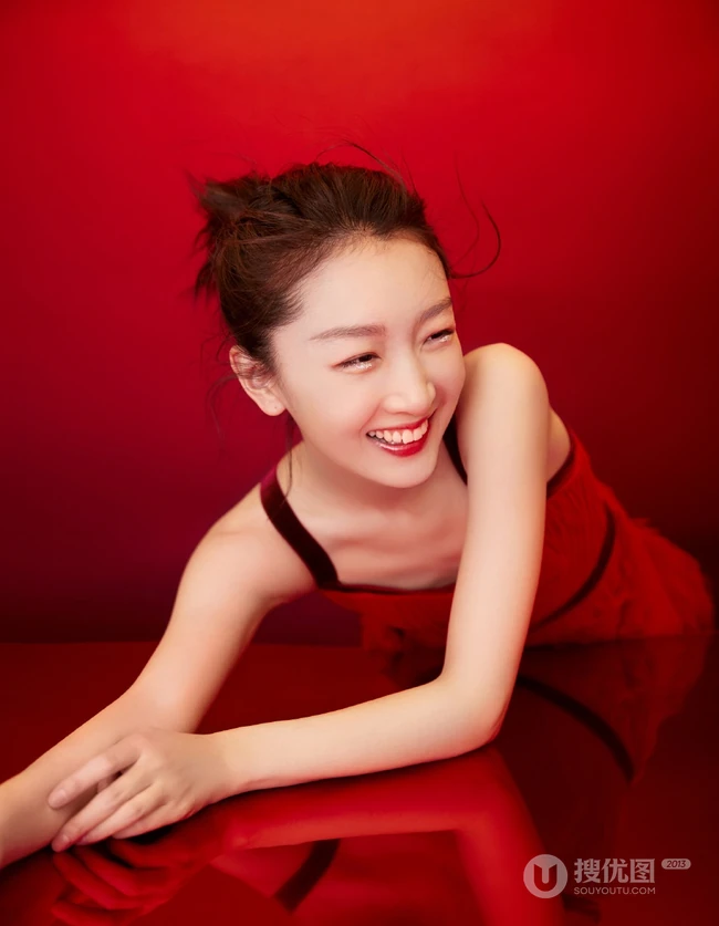 周冬雨肩带红裙喜庆写真美图，笑容灿烂美丽动人