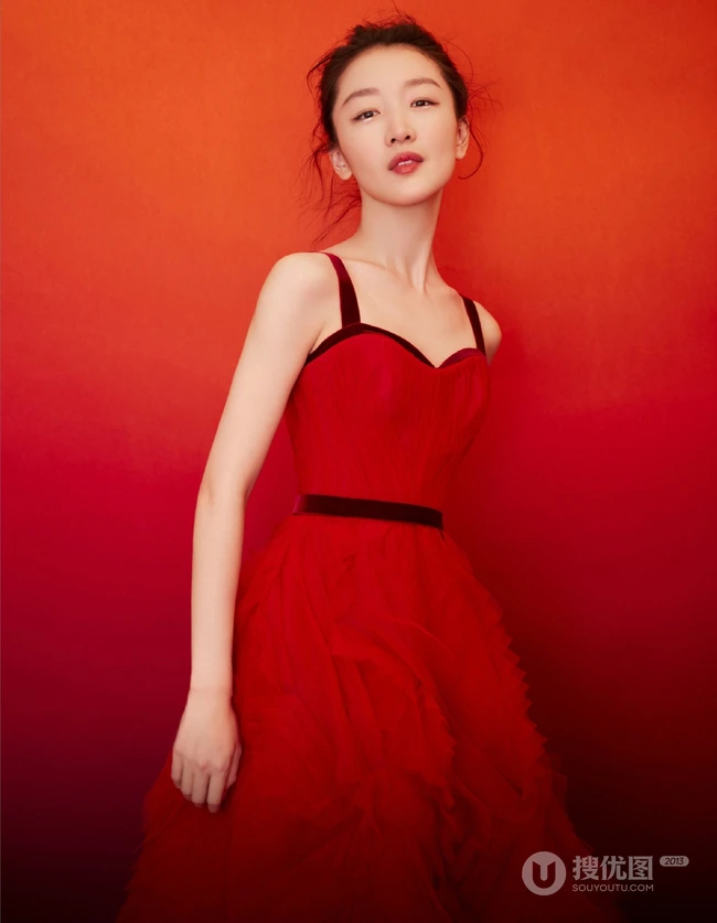 周冬雨肩带红裙喜庆写真美图，笑容灿烂美丽动人
