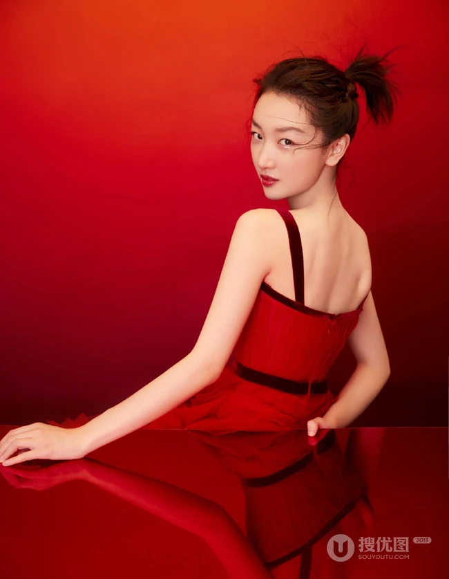 周冬雨肩带红裙喜庆写真美图，笑容灿烂美丽动人