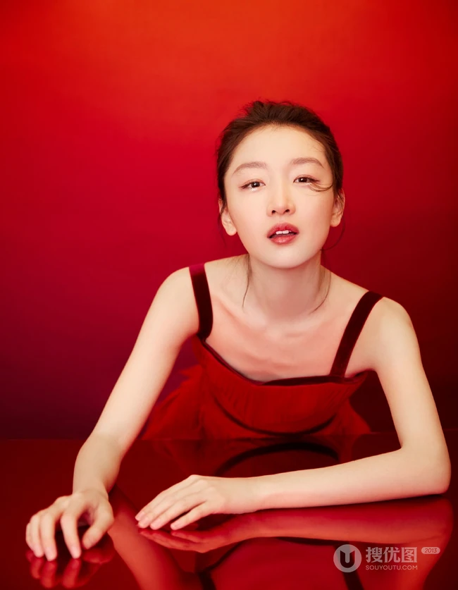周冬雨肩带红裙喜庆写真美图，笑容灿烂美丽动人