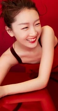 周冬雨肩带红裙喜庆写真美图，笑容灿烂美丽动人