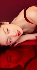 周冬雨肩带红裙喜庆写真美图，笑容灿烂美丽动人