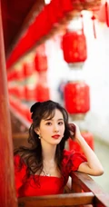 陈都灵超美红衣长裙参加节目舞台写真，身材婀娜，楚楚动人