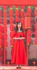 陈都灵超美红衣长裙参加节目舞台写真，身材婀娜，楚楚动人