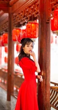 陈都灵超美红衣长裙参加节目舞台写真，身材婀娜，楚楚动人
